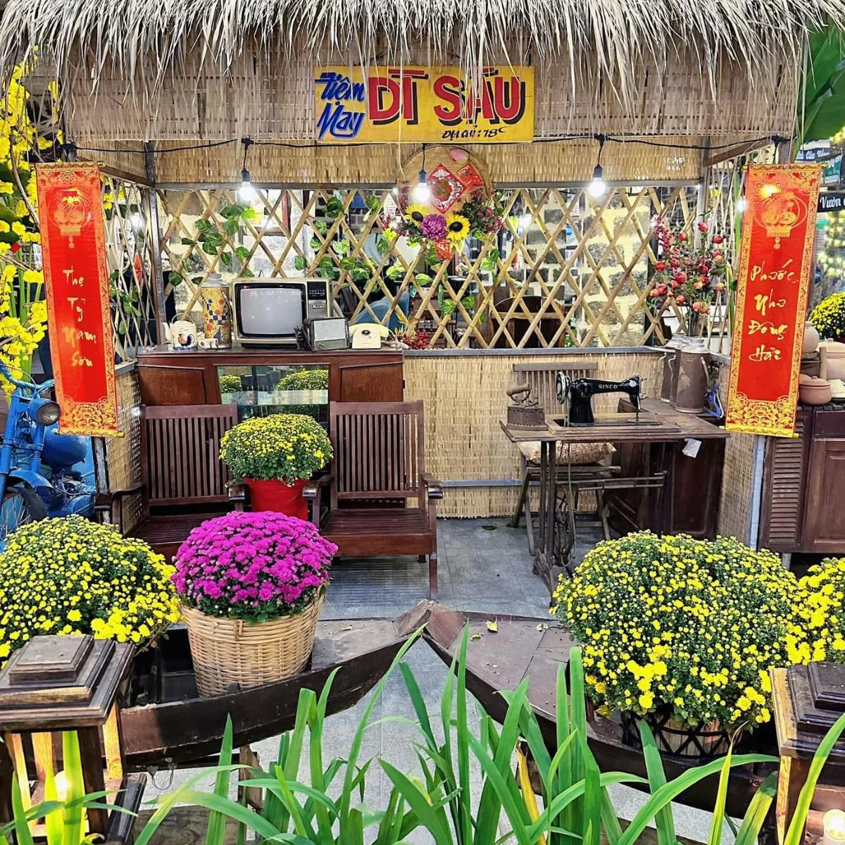 Quán cà phê Country House gây ấn tượng với cách trang trí Tết được đầu tư công phu trên diện tích rộng rãi.