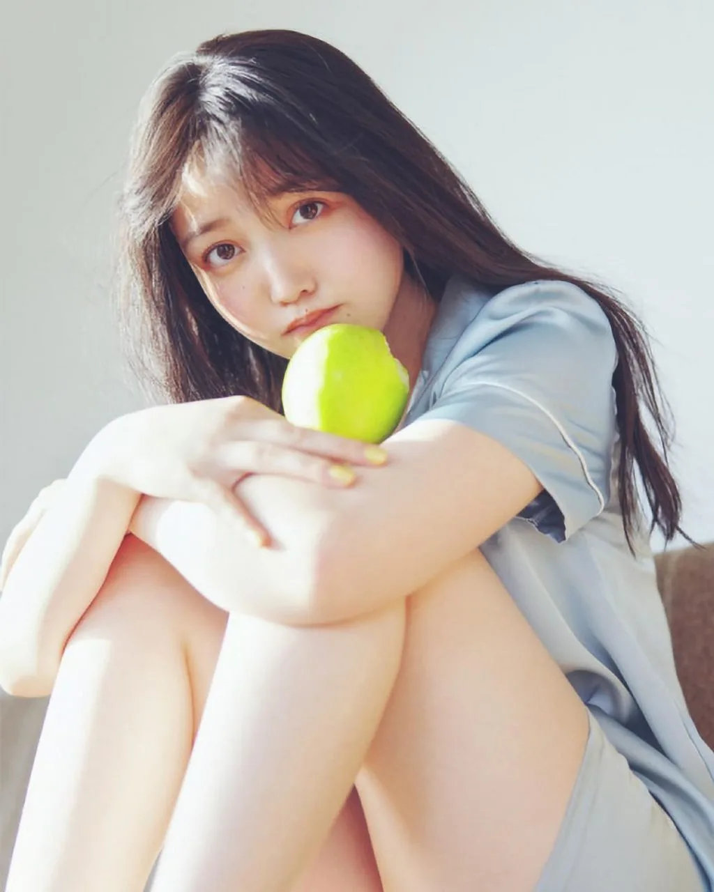 Thiếu vitamin D gây hại cho nhan sắc; thiếu vitamin d; nhan sắc Thiếu vitamin D gây hại cho nhan sắc - cô gái ngồi ôm đầu gối