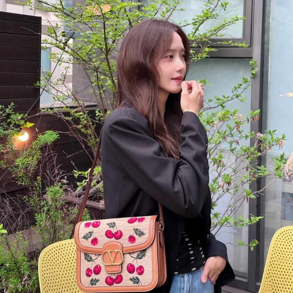 Dưỡng môi trước khi đánh son