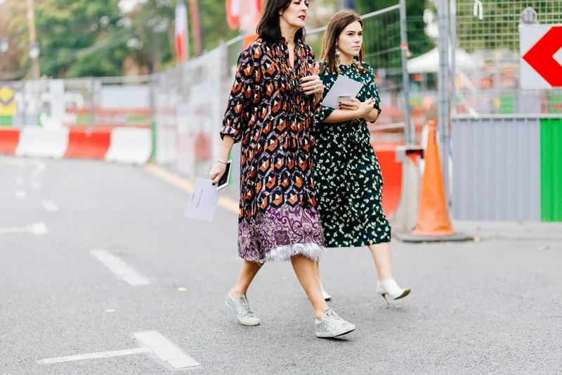 Street style Paris Xuân - Hè 2018: Sắc màu nồng ấm lên ngôi Street style Paris Xuân - Hè 2018: Sắc màu nồng ấm lên ngôi