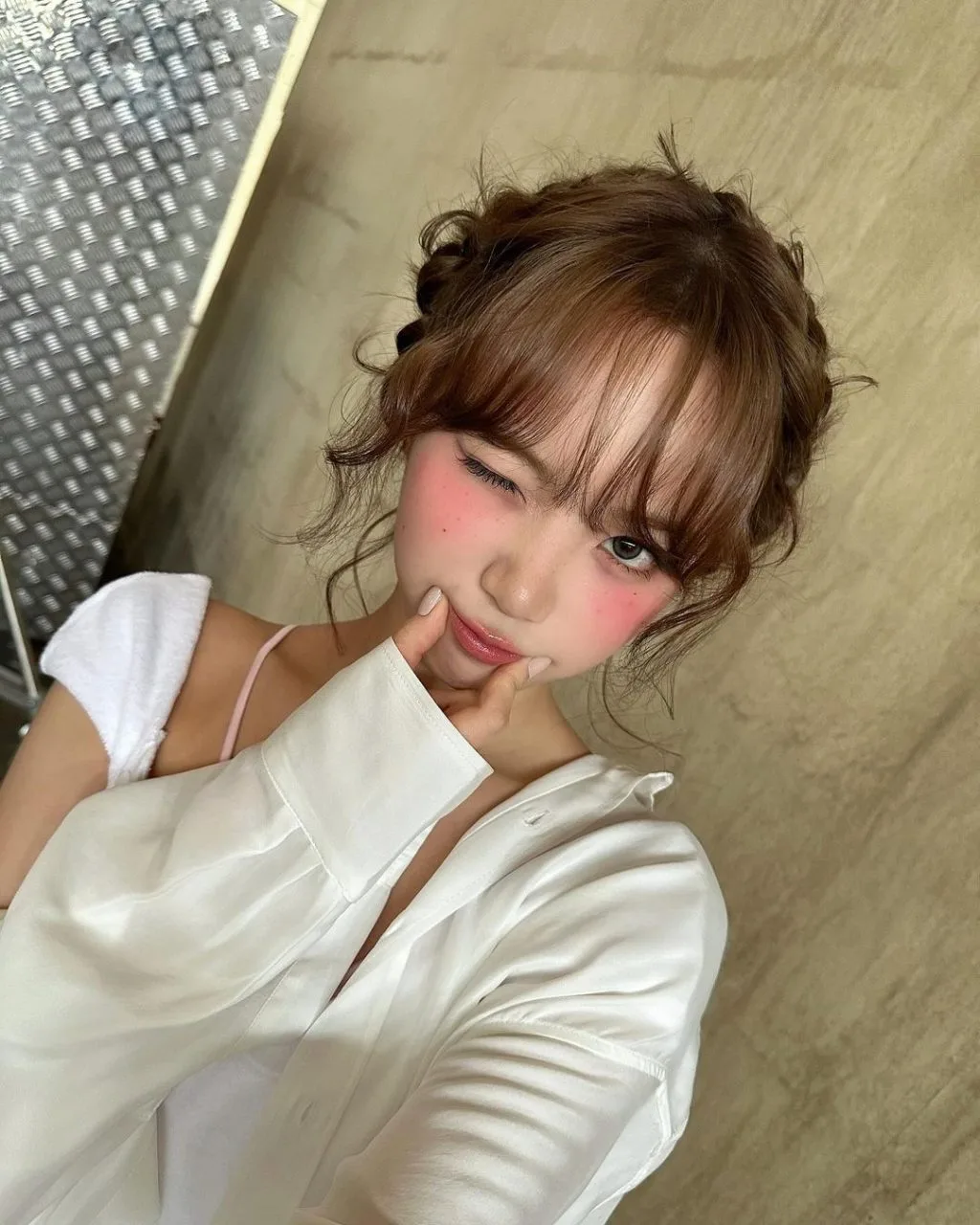 Chaewon xinh như búp bê với kiểu tóc tết vương miện