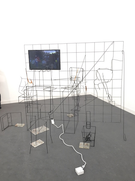 trien-lam-nghe-thuat-duong-dai-quy-mo-lon-tai-frieze-london Neil Beloufa's The Office (2015) at the Mendes Wood DM booth Photo- Lorena Muñoz-Alonso