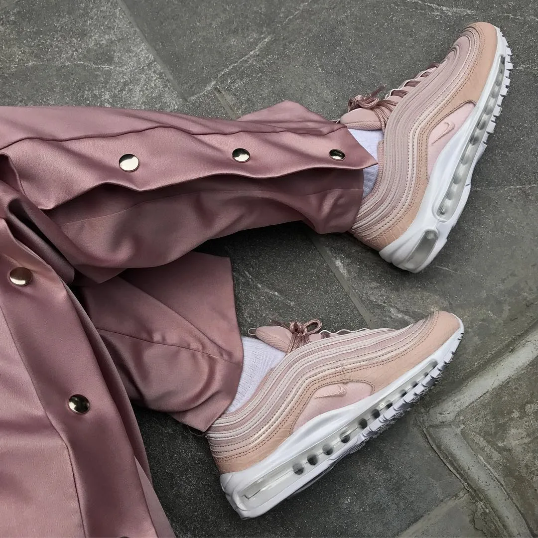Những cô nàng sở hữu tủ giày sneaker trong mơ của mọi cô gái Những cô nàng sở hữu tủ giày sneaker trong mơ của mọi cô gái