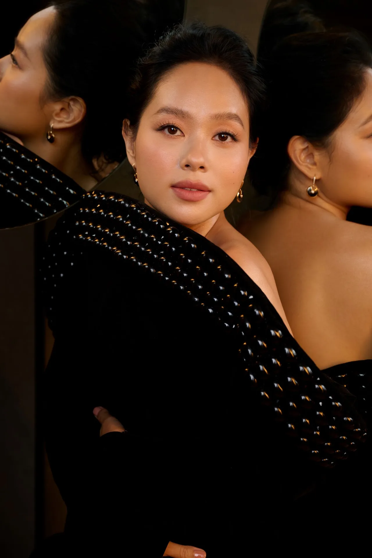 ca sĩ Hoàng Quyên diện trang phục của LOU BE