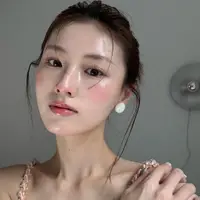 cô gái với làn da căng bóng