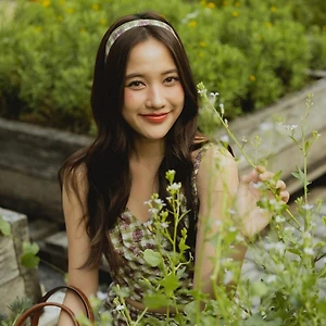 Kiểu tóc Freen Sarocha nữ tính với băng đô