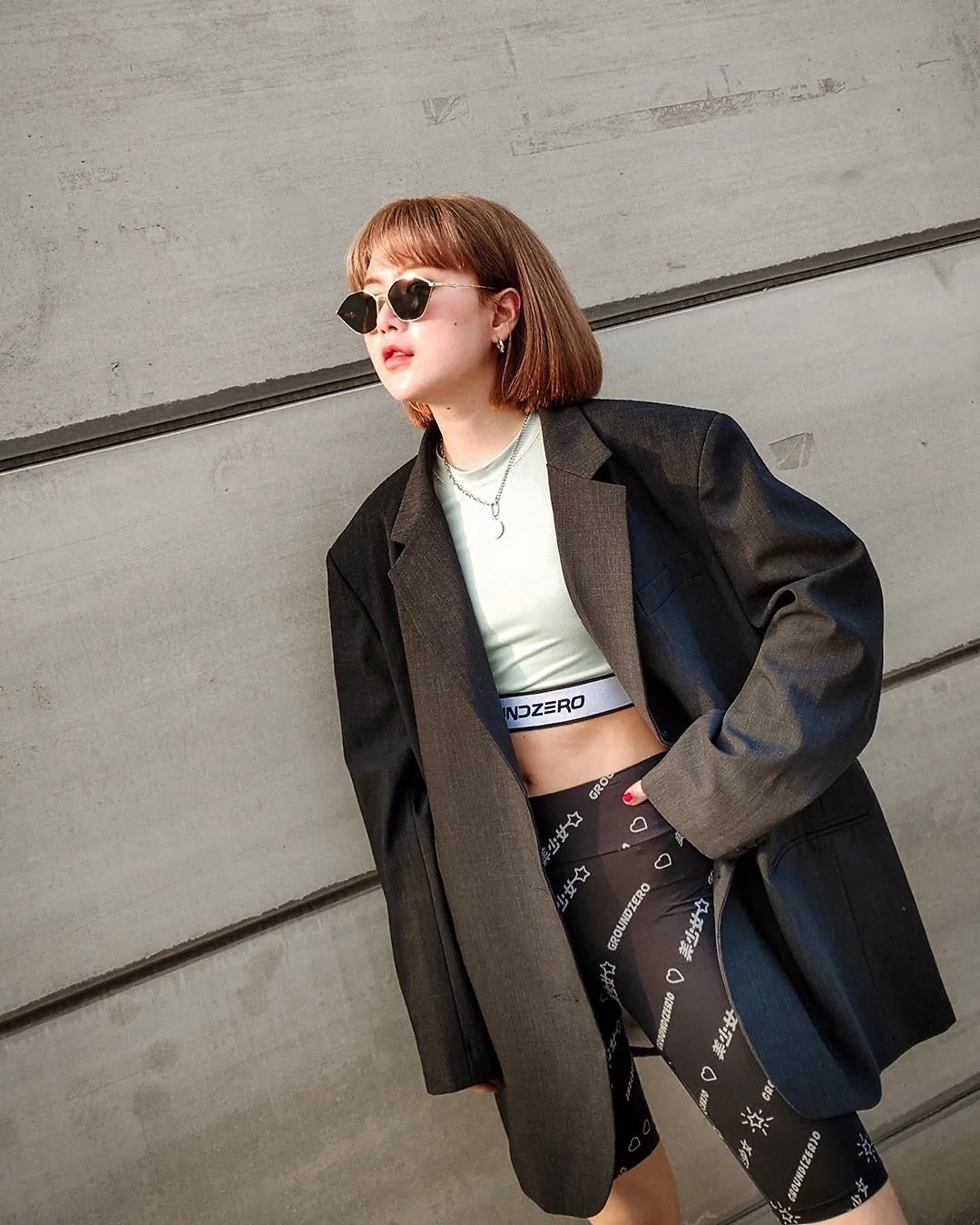 Phối đồ streetwear với blazer phom rộng và đồ thể thao