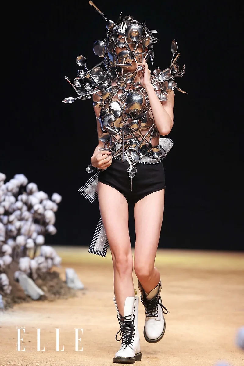 NTK Võ Công Khanh mang đến sự tươi vui với BST "Giấc mơ của Lily" tại ELLE Fashion Show NTK Võ Công Khanh mang đến sự tươi vui với BST "Giấc mơ của Lily" tại ELLE Fashion Show