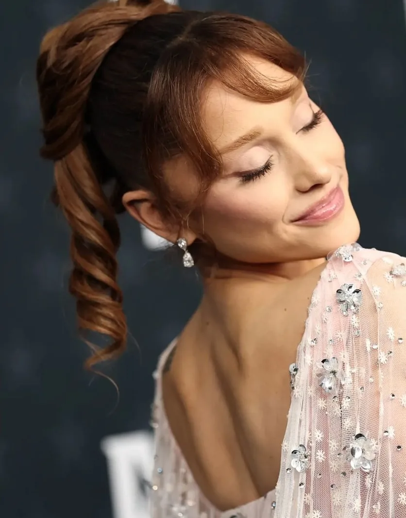 Ariana Grande khoe tấm lưng mượt mà.