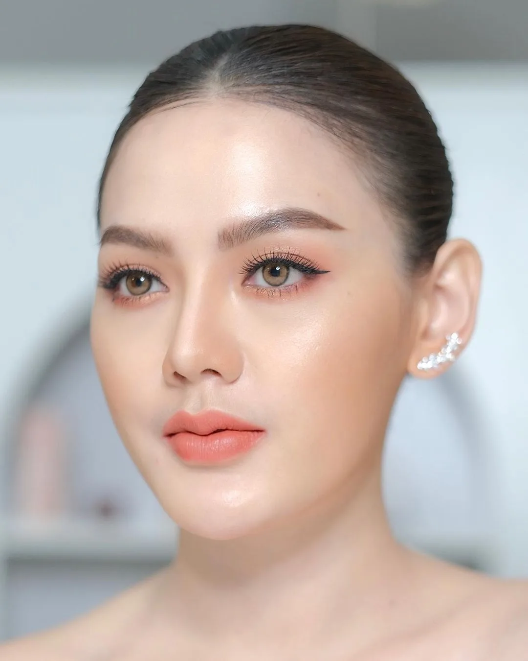 Định hình dáng lông mày cho cô dâu mặt tròn