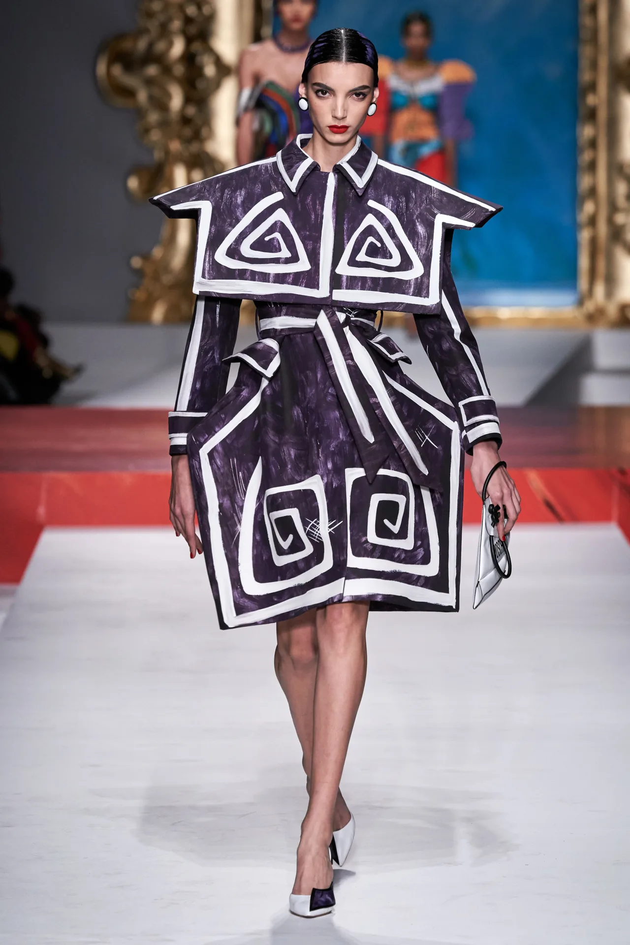 các thiết kế váy phức tạp moschino xuân hè 2020