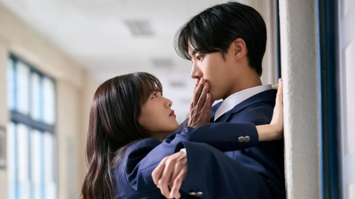 Choo Young Woo cùng Cho Yi Hyun làm nên cặp đôi học đường đáng yêu trong Head Over Heels.