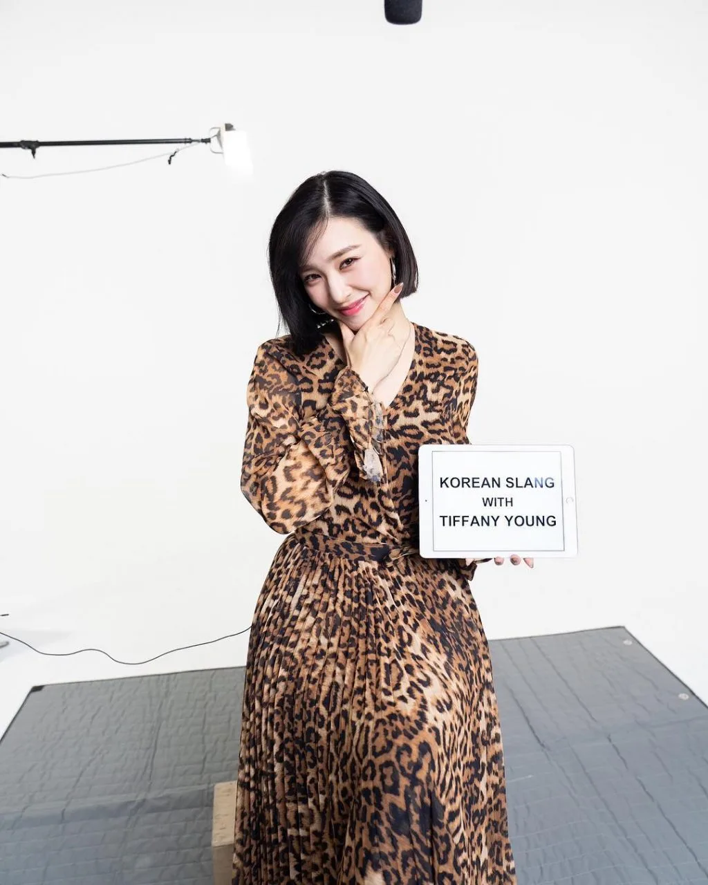 Tiffany với kiểu tóc ngắn và đầm da beo