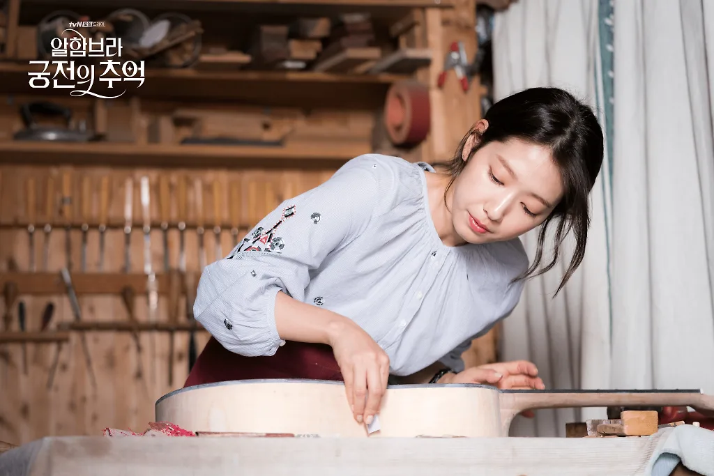 park shin hye áo blouse xanh baby hoa đàn ghita
