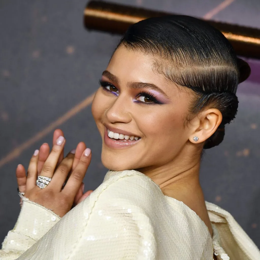 Zendaya áp dụng trang điểm với tông màu tím Zendaya áp dụng trang điểm với tông màu tím