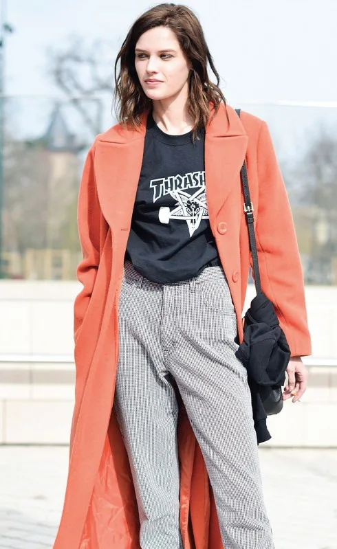 chiếc áo thun in hình Graphic Tee phối với áo blazer phong cách
