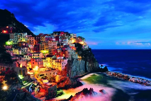 Thị trấn Vernazza khi ánh đèn lên Cinque-Terre