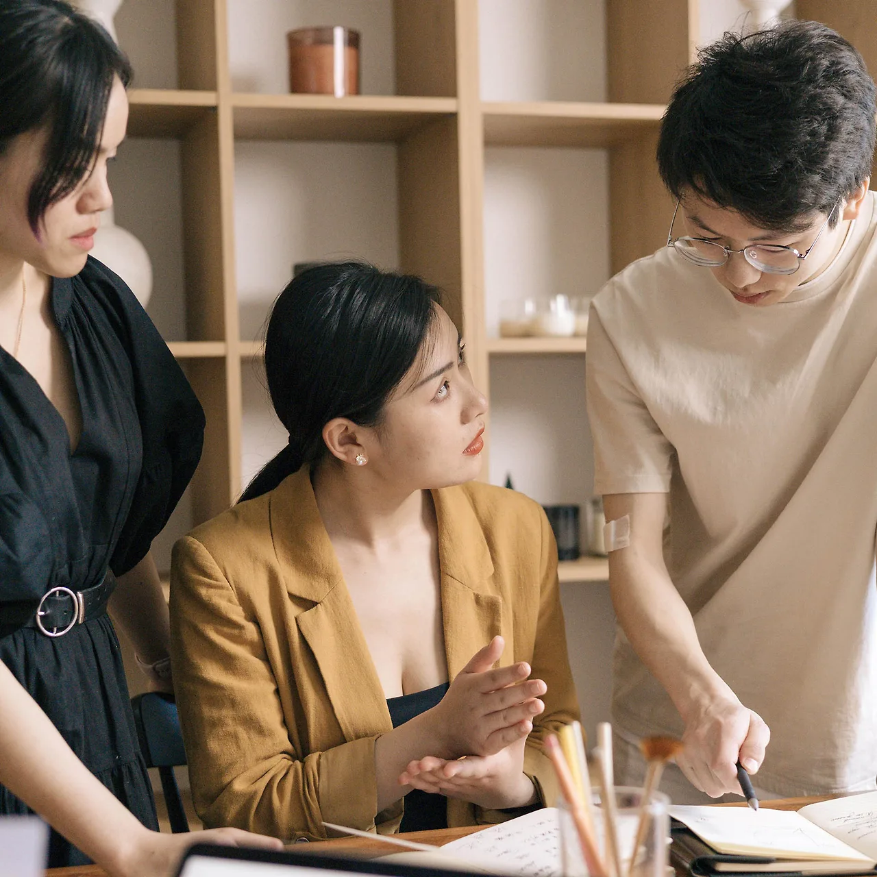 người sếp chỉ huy đang góp ý cho nhân viên