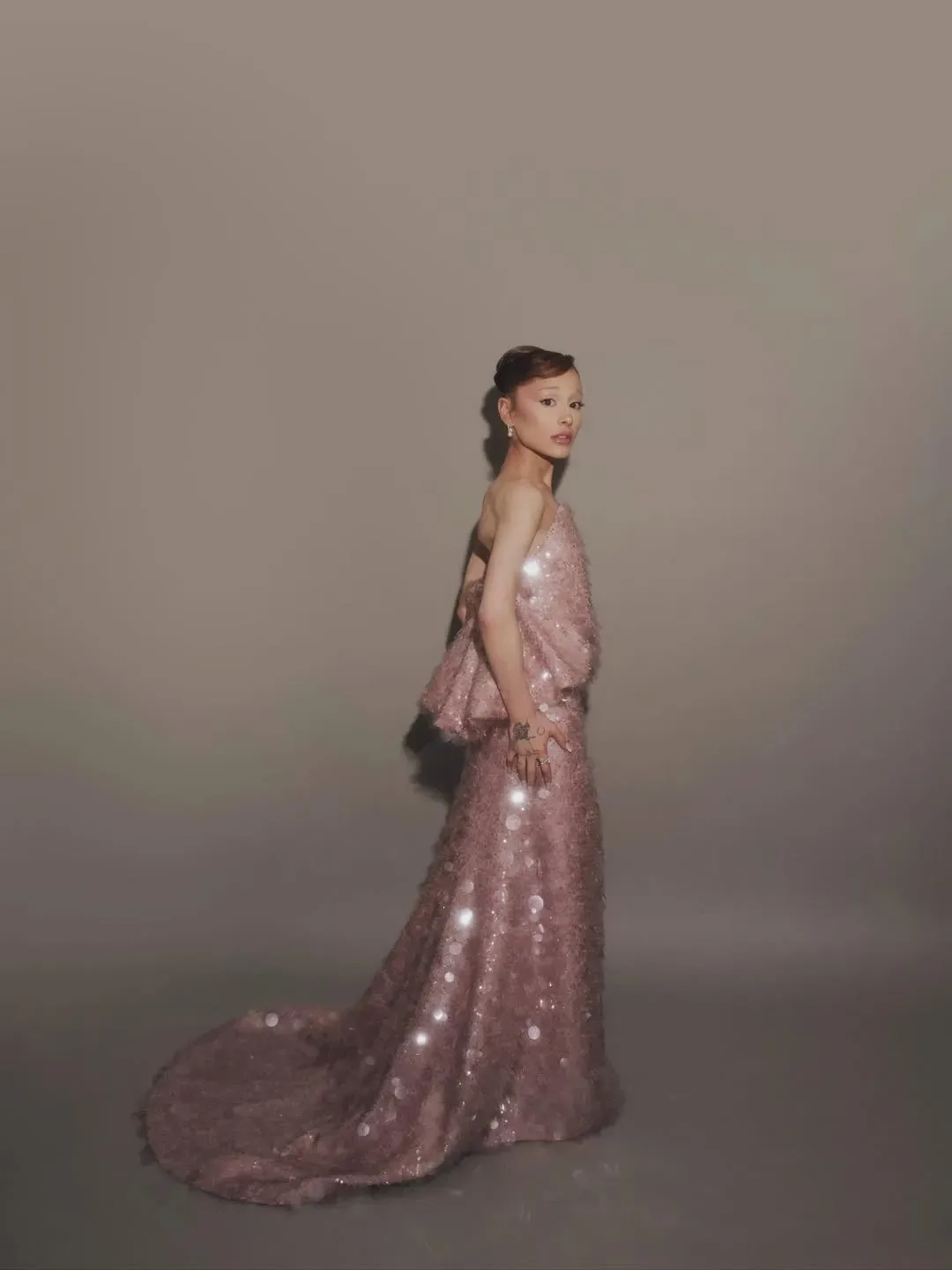 Ariana Grande xuất hiện lộng lẫy trong thiết kế Haute Couture