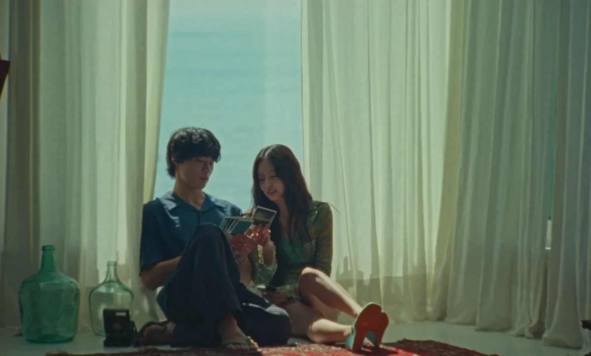 thời trang của jennie trong mv less than a lover 2
