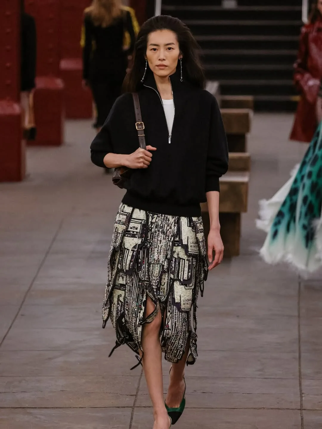 Áo len cổ khóa kéo trong bộ sưu tập Chanel Métiers d'Art 2026.