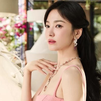 song hye kyo đặt tay lên cổ