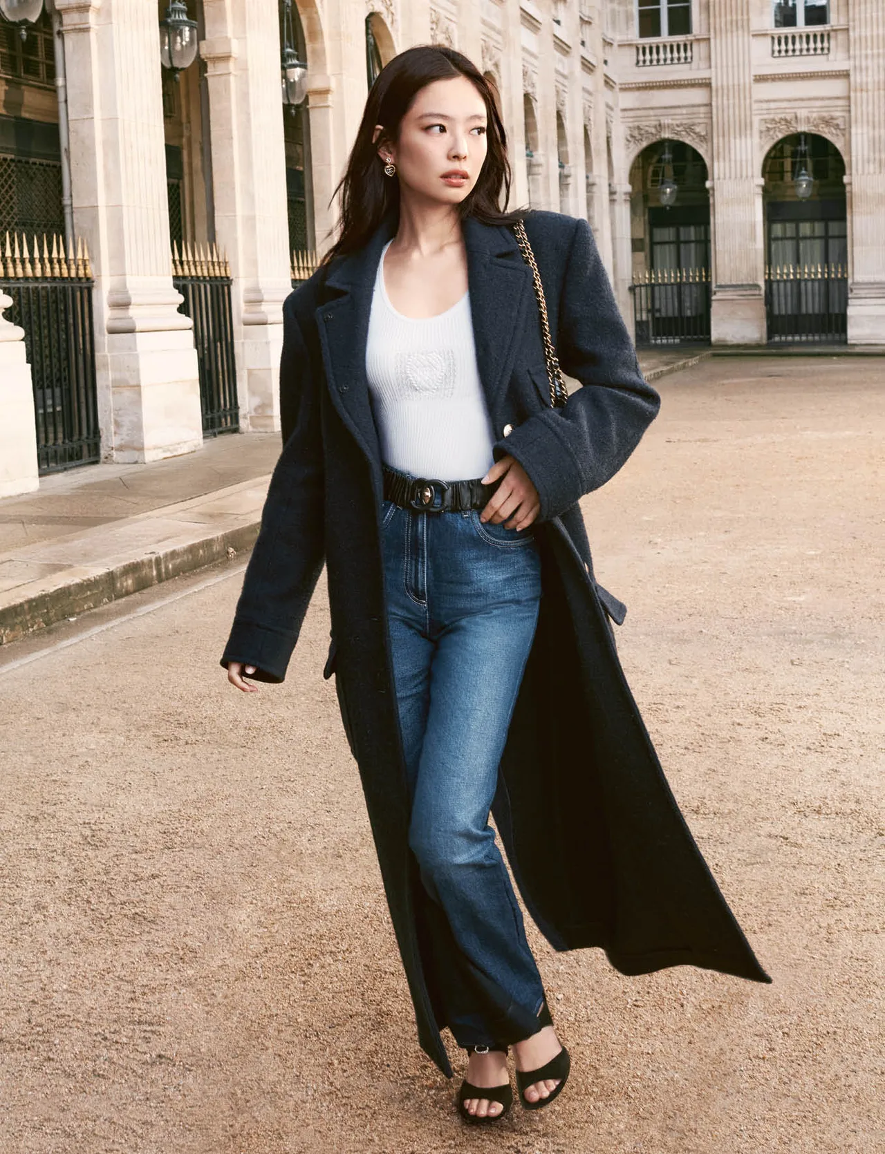 Jennie diện tank top và quần jean