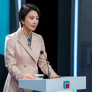 Tủ đồ thời trang quyền lực của phó chủ tịch Jung Soo Jin trong “The Whirlwind”