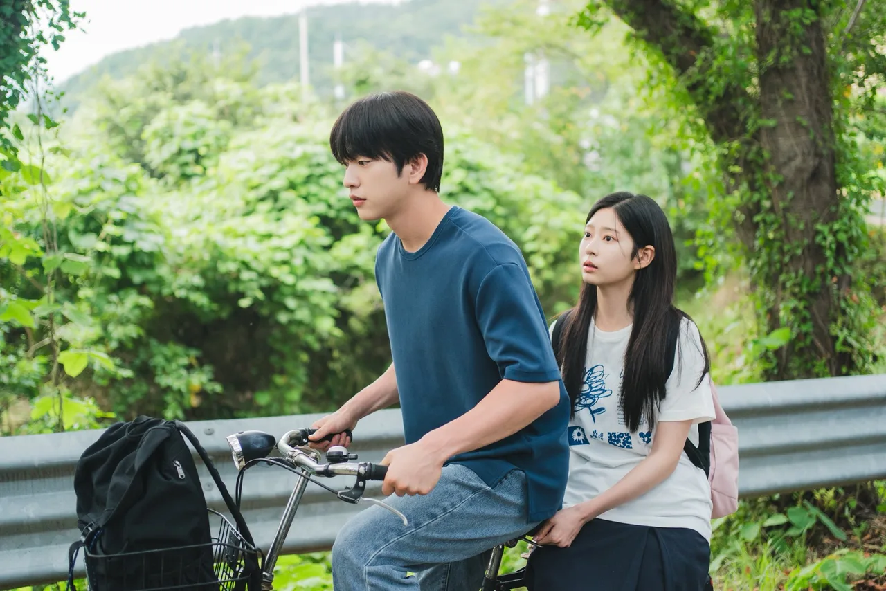 Park Jin Young và Kim Min Ju trong "Still Shining" (2026) trên Netflix 5