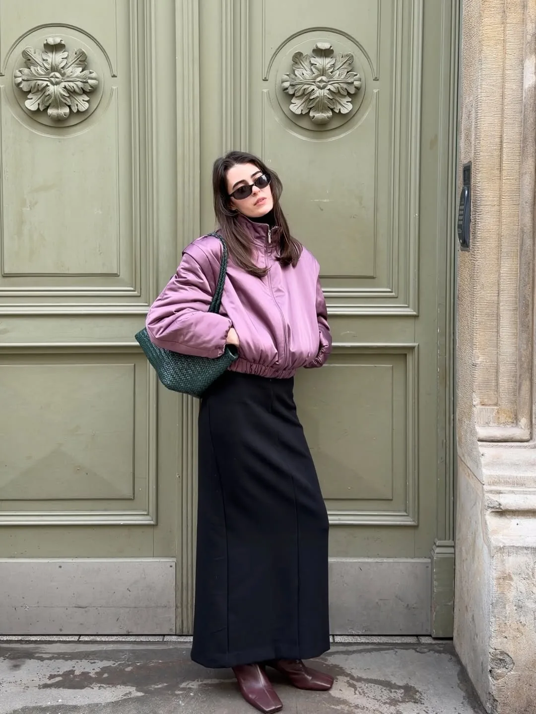 Một chút kín đáo, một chút nổi loạn, chiếc bomber cổ cao là lựa chọn hoàn hảo cho quý cô yêu thích vẻ ngoài sành điệu mà không cần phô trương.