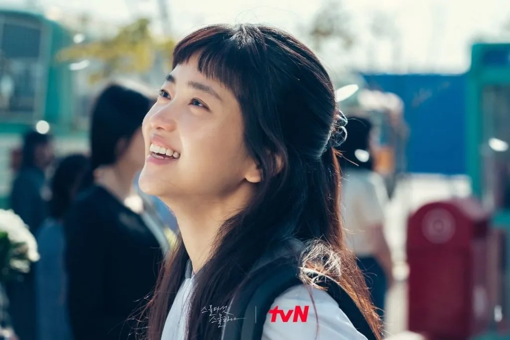 Tóc mái cao của Kim Tae Ri trong "Tuổi 25, tuổi 21". Tóc mái cao của Kim Tae Ri trong "Tuổi 25, tuổi 21".