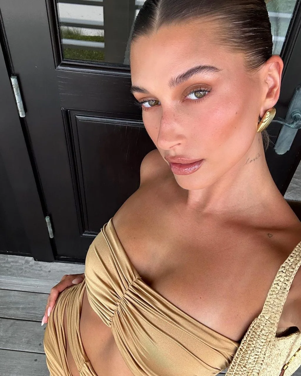 Hailey Bieber trong kiểu trang điểm "Latte"
