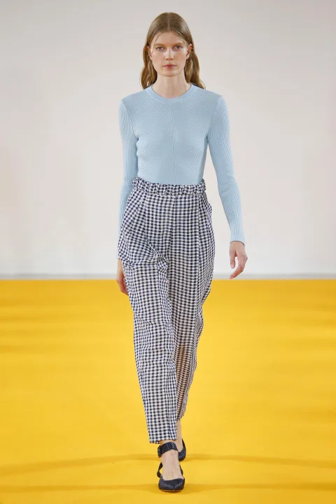 Chiếc quần kẻ gingham của Emilia Wickstead