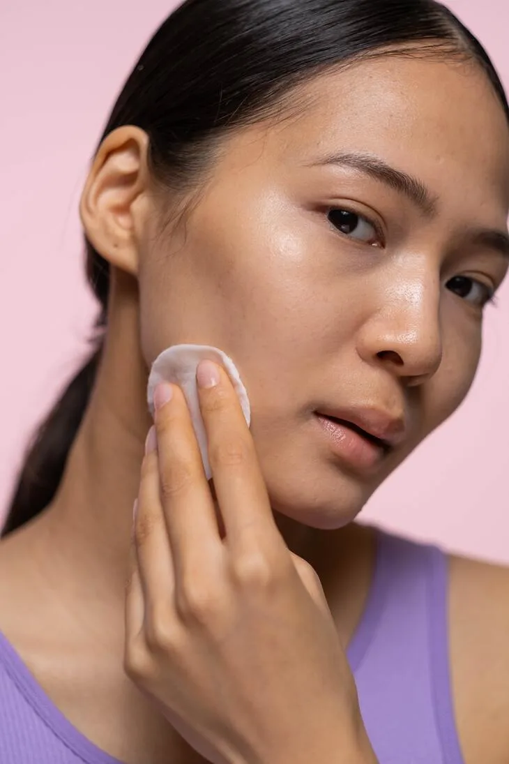 Các dưỡng chất trong sữa tươi sẽ giúp xoa dịu và làm giảm kích ứng cho da bị cháy nắng một cách nhanh chóng. Ảnh: Pexels. Các dưỡng chất trong sữa tươi sẽ giúp xoa dịu và làm giảm kích ứng cho da bị cháy nắng một cách nhanh chóng. Ảnh: Pexels.