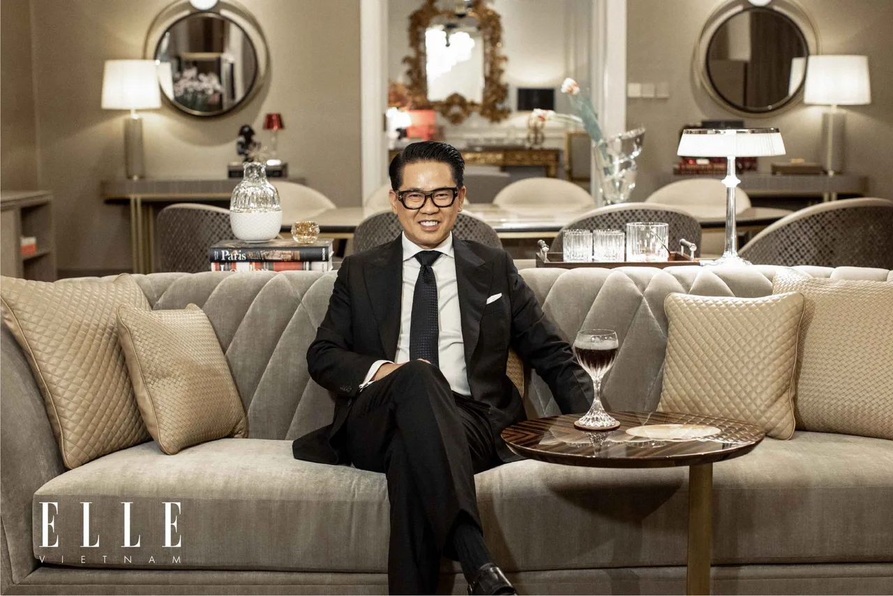 nhà thiết kế Thái Công ngồi trên sofa