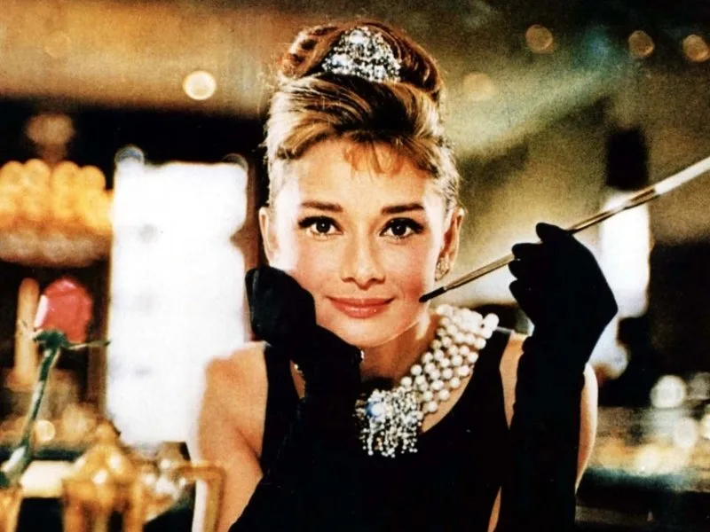 Nhẹ nhàng hút mắt với một vẻ ngoài đơn giản ngày thường cùng Audrey. cách trang điểm - tiffany