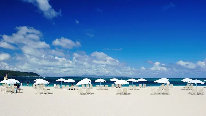 Bãi biển xanh trong và bờ cát trắng mịn đẹp mê hồn thuộc phía bắc đảo Okinawa.