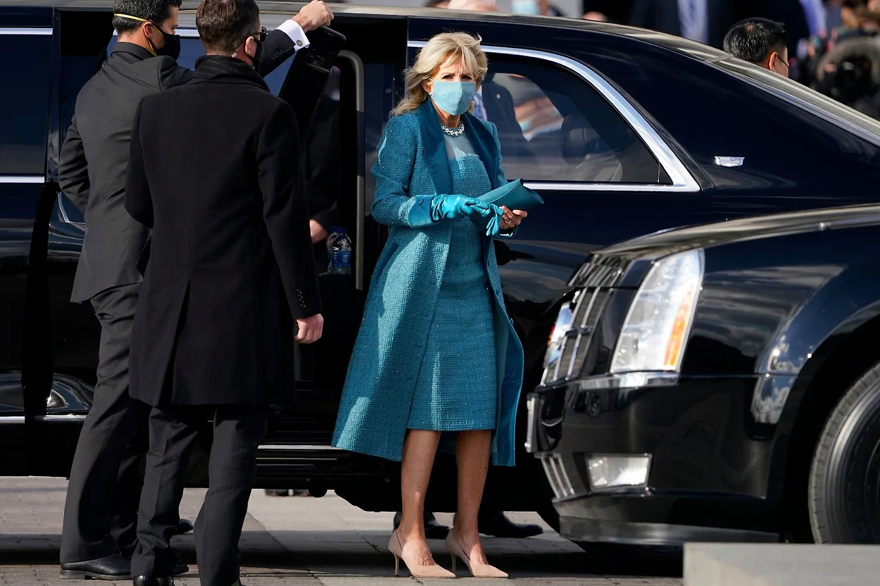 Jill Biden xuất hiện trong màu áo xanh