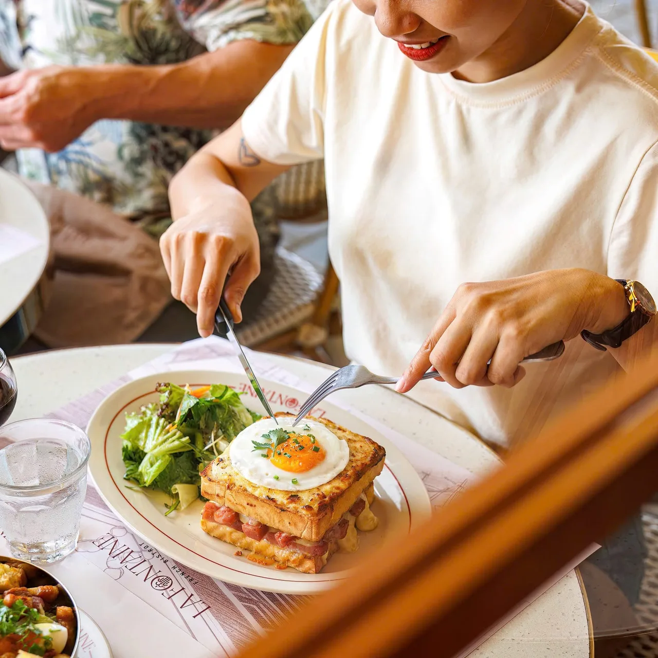 hình ảnh thực khách đang thưởng thức món ăn tại La Fontaine French Bistrot