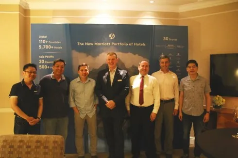 Ông Scott Hodgetts, Tổng Giám Đốc khách sạn Sheraton Saigon Hotel & Towers, chào đón khách tại một buổi tiệc thân mật, mừng sự kiện Sáp nhập thành công của tập đoàn Marriott International với Starwood Hotels & Resorts Worldwide Inc., mang lại 30 thương hiệu đẳng cấp đến với khách du lịch trên toàn cầu.