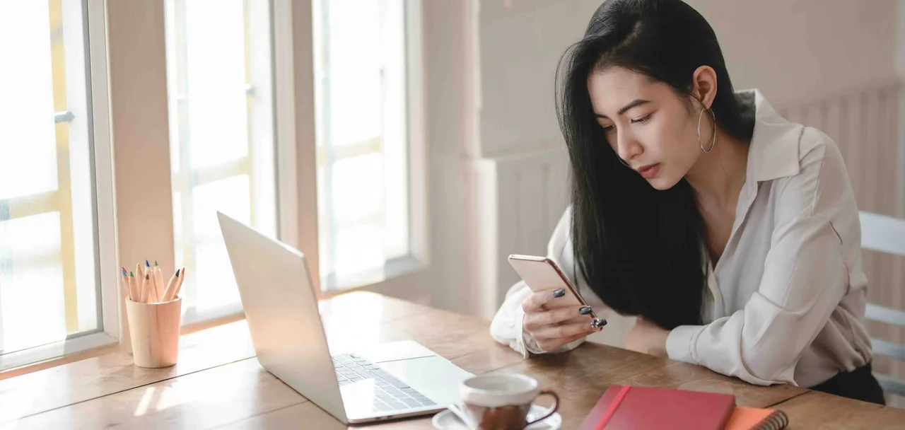 nomophobia cô gái lướt điện thoại