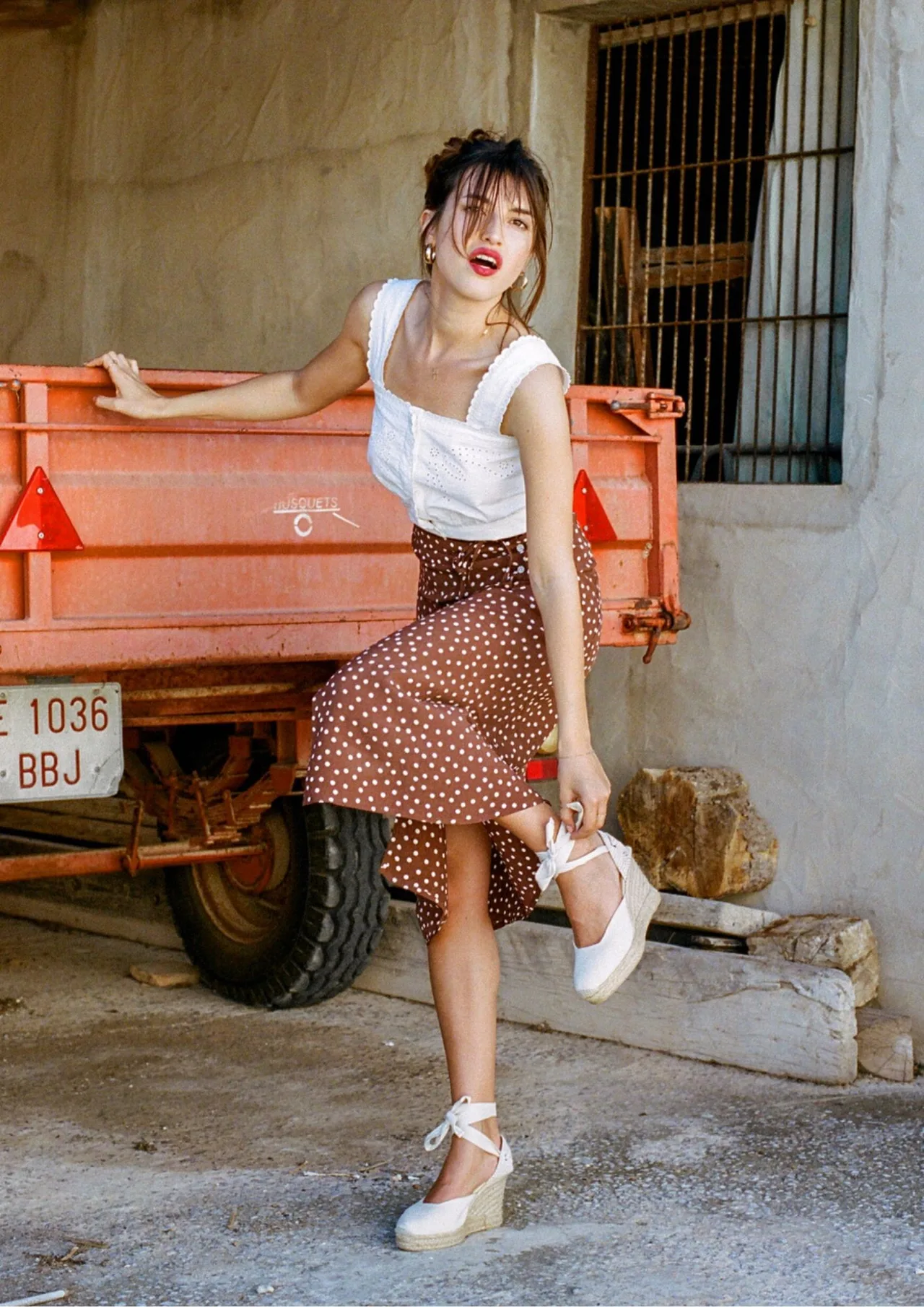 Phụ nữ Pháp-Cô gái chạm tay vào giày.
