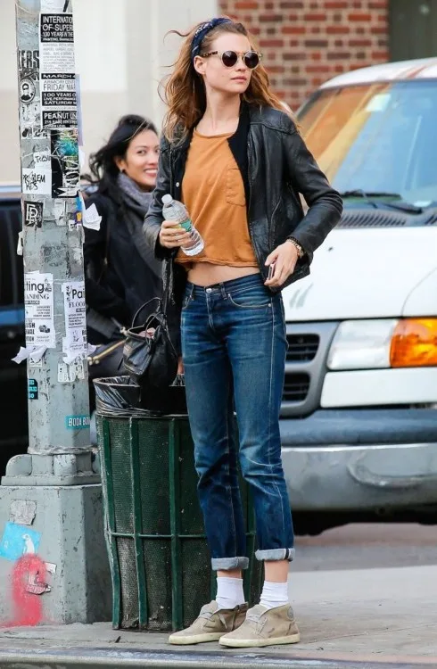 Behati Prinsloo cũng rất chuộng quần jeans và cô ấy rất biết sử dụng quần jeans để tôn lên vẻ đẹp năng động, gần gũi của mình.