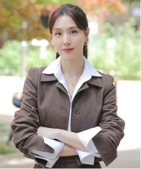 Seo Ji Hye khoanh tay cười tươi