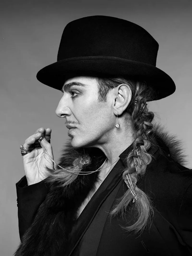 Vén màn hậu trường các show diễn chưa từng được công bố của NTK John Galliano Vén màn hậu trường các show diễn chưa từng được công bố của NTK John Galliano