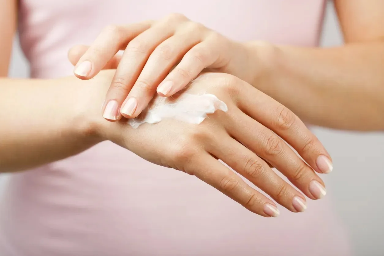 dưỡng ẩm tay cho da khô vào mùa đông dưỡng ẩm tay cho da khô vào mùa đông