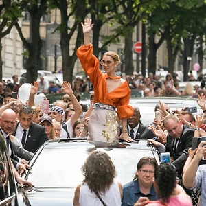 Phong cách sống hài hước chính là cách giữ ấm trái tim Céline Dion