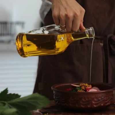 dầu ăn được rót vào món ăn