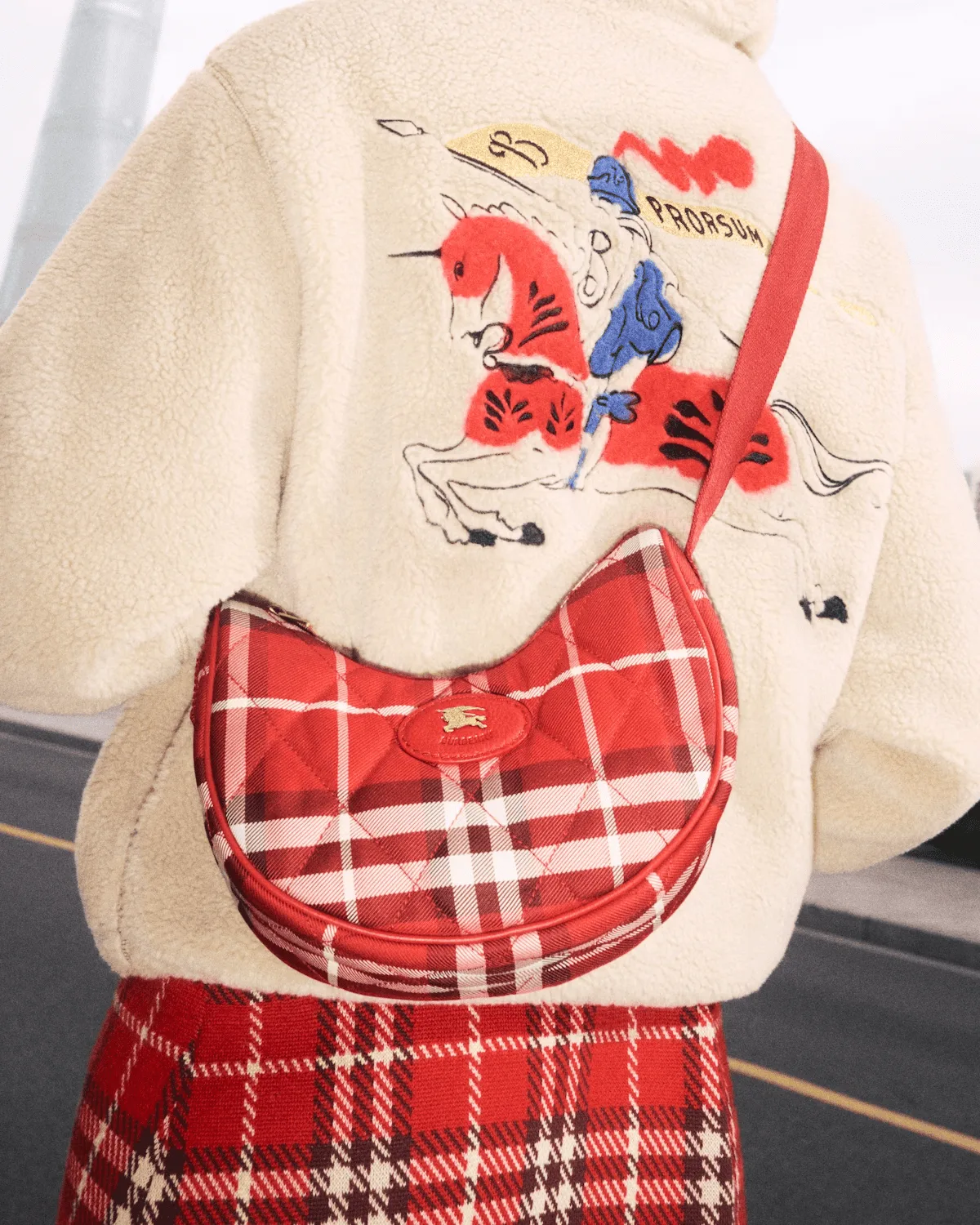 Lấy cảm hứng từ tranh thủy mặc, chú ngựa EKD của Burberry xuất hiện đầy ý thơ - như cuộc đối thoại giữa di sản Anh Quốc và văn hóa Á Đông
