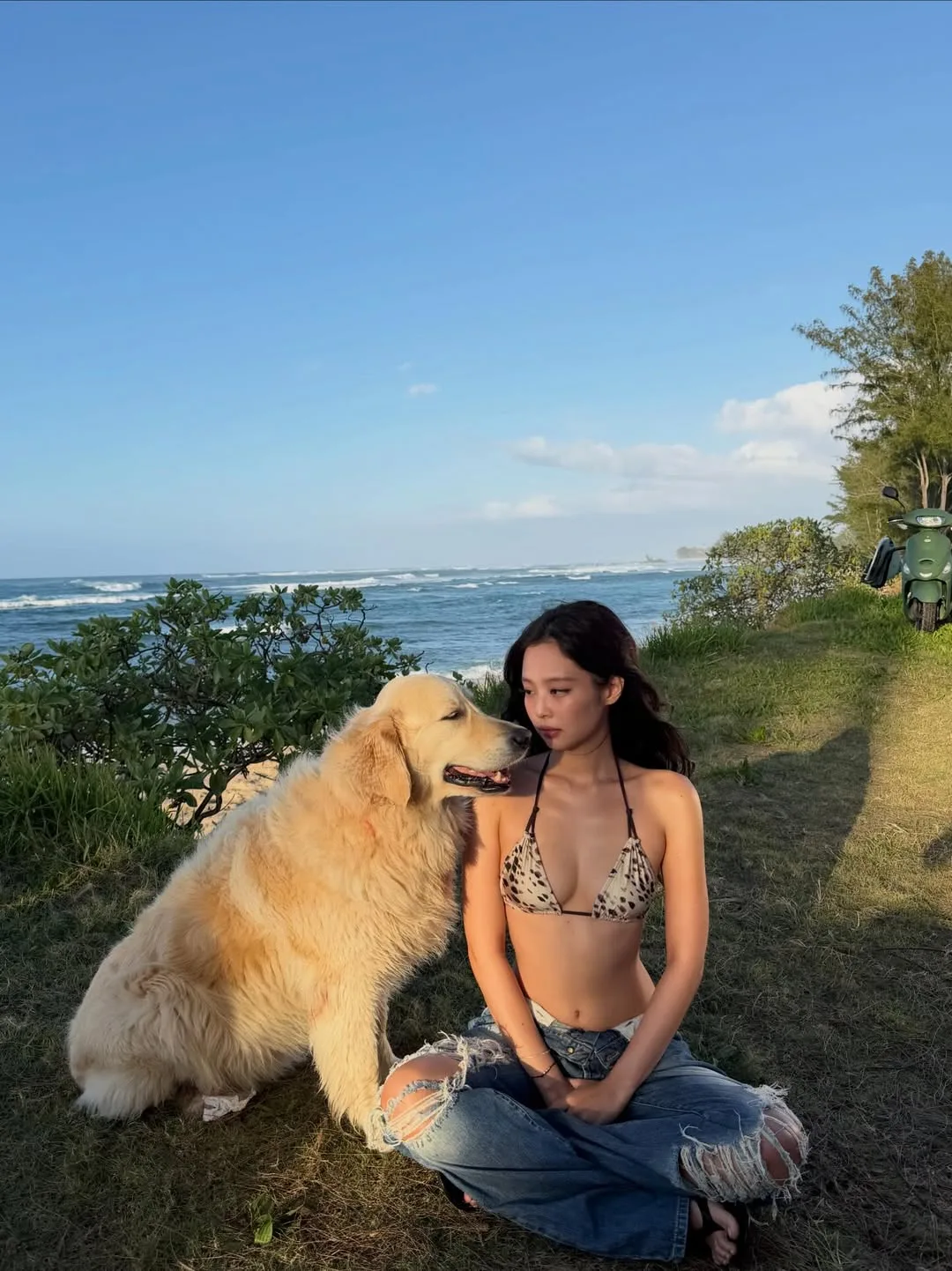 "IT-girl" toàn cầu Jennie diện bikini họa tiết da báo cùng quần jeans rách gối, phản ánh tinh thần thời trang đường phố đầy hiện đại.